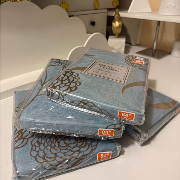 CRYSTAL FLORAL
4 Rod Pocket Panel
54in X 84in (137 X 213 cm) gorgeous colors - Picture 11 of 11